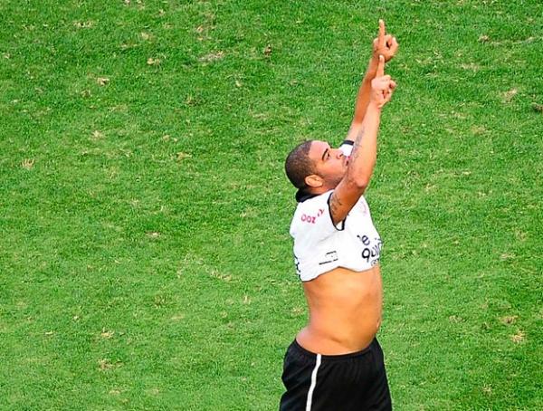 Adriano diz que gol motiva a voltar &agrave; boa forma.(Imagem:Marcos Ribolli / Globoesporte.com)