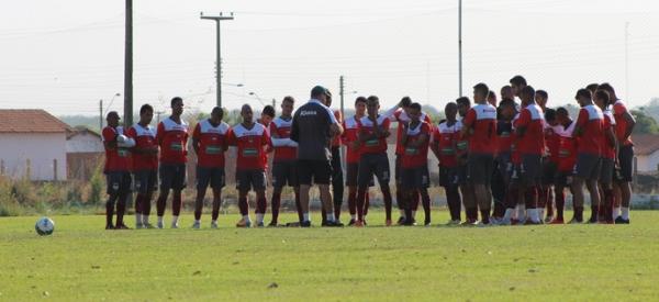 Antes de treino, Elizeu tem conversa particular com alguns jogadores