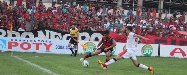 Rian, lateral esquerdo do River-PI, n&atilde;o agradou durante o Rivengo.(Imagem:Emanuele Madeira/GLOBOESPORTE.COM)