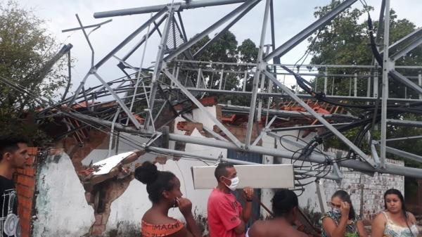 Torre de telefonia cai e atinge duas casas durante forte chuva em Palmeirais