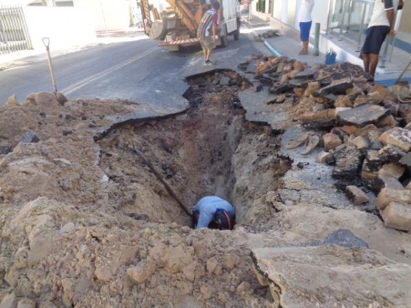 Rompimento de cano provocou falta d'água nos bairros de Floriano