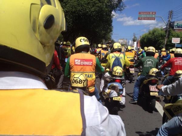 Mototaxistas fecham cruzamentos na Frei Serafim em protesto na capital