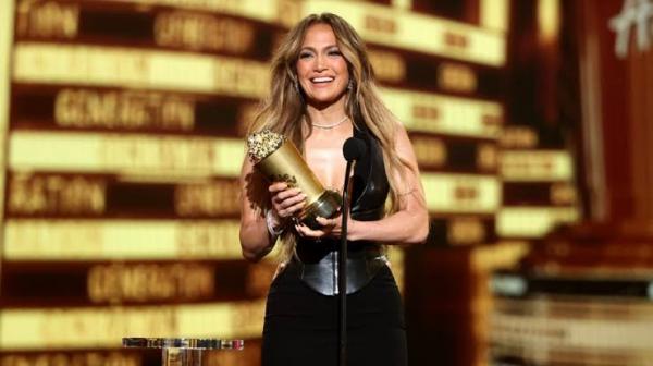 Emoção de Jennifer Lopez e beijo em cobra marcam noite do MTV Movie & TV Awards 2022