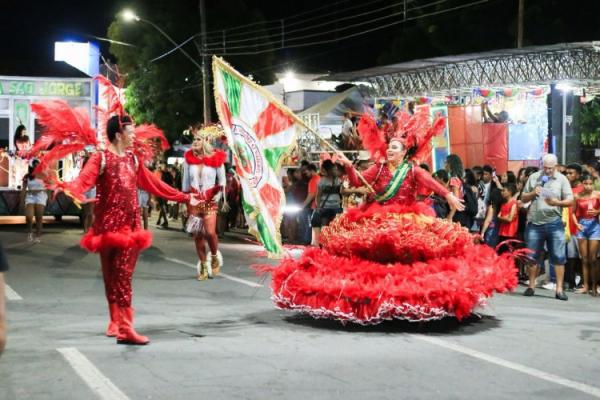 Carnaval de Floriano: Escolas de samba brilham na Avenida Getúlio Vargas