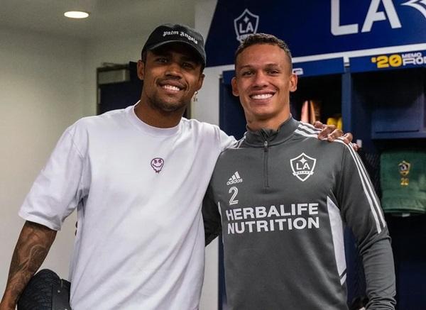 Douglas Costa tira foto com Calegari, que defendeu o LA Galaxy em 2023(Imagem: Divulga&ccedil;&atilde;o/LA Galaxy)
