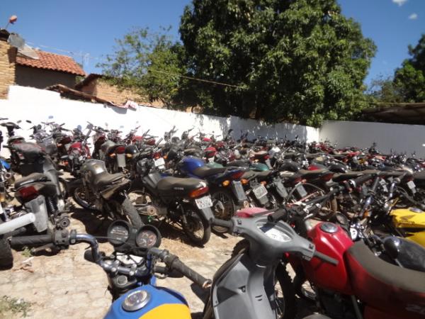 P&aacute;tio da 3&ordf; CIRETRAN continua lotado de ve&iacute;culos irregulares.(Imagem:FlorianoNews)