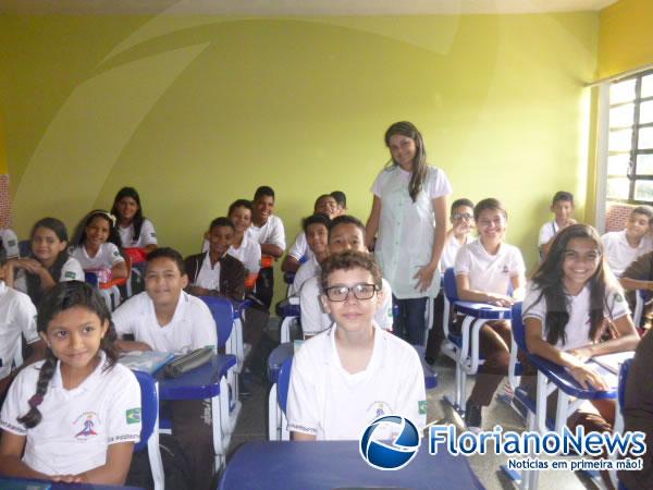 Professora Socorro Carvalho recepciona alunos da Escola Pequeno Pr&iacute;ncipe na volta &agrave;s aulas.(Imagem:FlorianoNews)