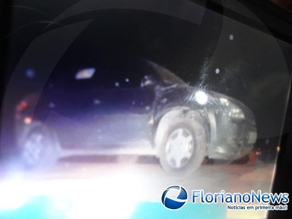       Tombamento de bitrem provoca engavetamento de tr&ecirc;s ve&iacute;culos na BR-343. (Imagem:FlorianoNews)