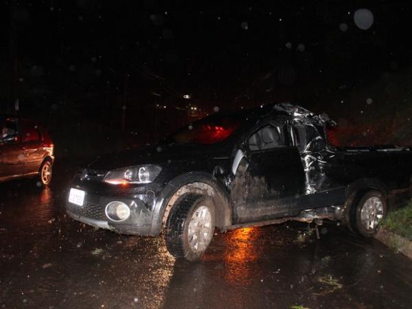 Carro cai em ribanceira após motorista perder o controle na BR-316 na capital