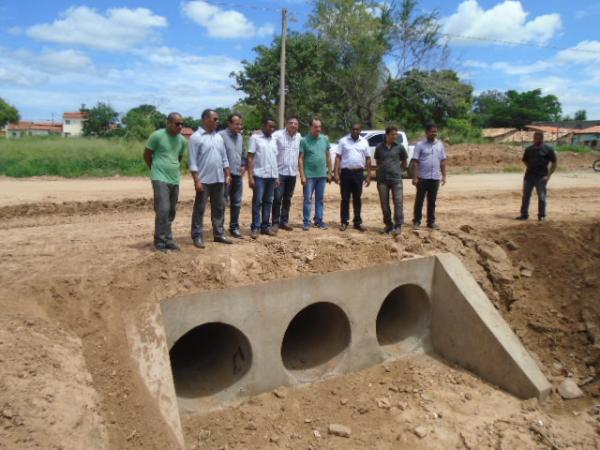 Joel Rodrigues e o Secret&aacute;rio de Estado dos Transportes visitam obras de 12 milh&otilde;es em Floriano.(Imagem:FlorianoNews)