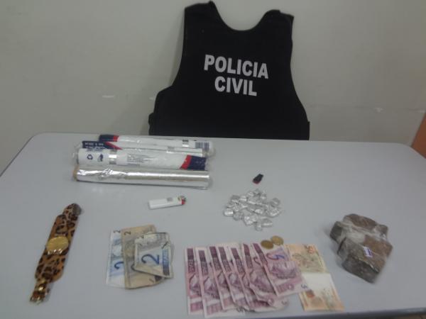 Pol&iacute;cia Civil cumpre mandados de pris&atilde;o e apreende arma, drogas e dinheiro em Floriano.(Imagem:FlorianoNews)