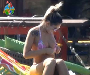 Dani Bolina mostra corpo sarado à beira da piscina