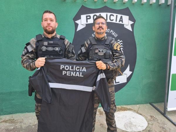 Sejus-PI realiza entrega de capas de chuva para Polícia Penal.(Imagem:Divulgação)