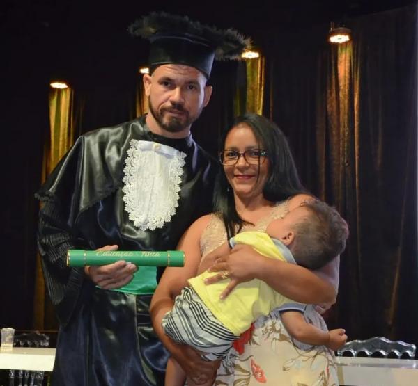 Vladimir com a esposa e o filho durante cola&ccedil;&atilde;o de grau em Teresina.(Imagem: Arquivo Pessoal )
