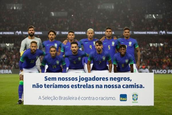  Embora a sele&ccedil;&atilde;o tenha se manifestado contra o racismo antes da partida, uma banana foi arremessada ao campo durante comemora&ccedil;&atilde;o de Richarlison, ap&oacute;s o segundo gol do Brasil.(Imagem:Lucas Figueiredo/CBF/Direitos Reservados)