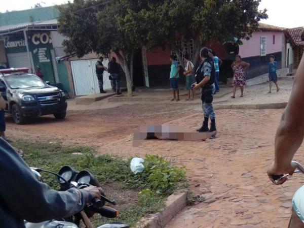 Mulher é morta pelo amante a tiro e pauladas na frente do filho no PI, diz PM