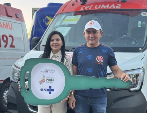 Floriano recebe ambulância, equipamentos odontológicos e pá carregadeira do Governo Federal