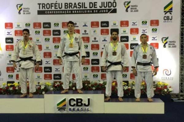 Stanley (segundo da direita para esquerda) no p&oacute;dio do Trof&eacute;u Brasil.(Imagem:Arquivo Pessoal)