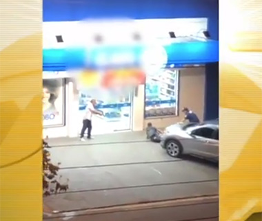 Vigilante e popular rendem suspeitos de assalto em farmácia