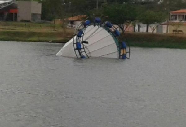 &Aacute;vore de Natal afunda no Parque Lagoas do Norte(Imagem:Cidadeverde.com)