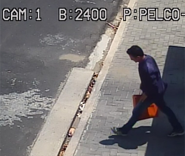 Após tirar portão dos trilhos, ladrão invade casas na zona Leste de Teresina