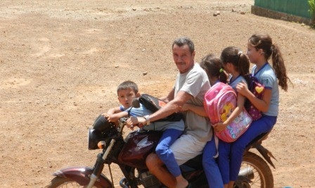 Sem transporte escolar, pais arriscam a vida de seus filhos em Esperantina