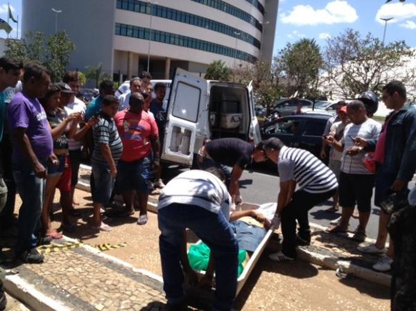 Jovem perde controle da moto ao tentar pegar camisa e morre