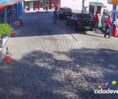 Cliente tem carro roubado enquanto abastecia em posto na Capital