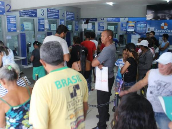 Greve chega ao 6º dia no PI e clientes enfrentam longas filas em lotéricas