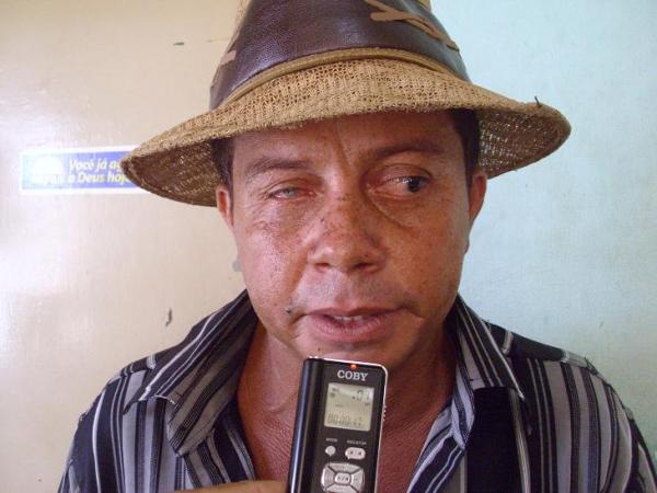 Moradores reclamam falta de manutenção em orelhão na zona rural