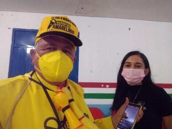 Rep&oacute;rter Amarelinho e a secret&aacute;ria do SEMDAS de Bar&atilde;o de Graja&uacute;, Jaqueline(Imagem:FlorianoNews)