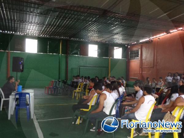 Redu&ccedil;&atilde;o da maioridade penal &eacute; tema de debate na Escola Pequeno Pr&iacute;ncipe.(Imagem:FlorianoNews)