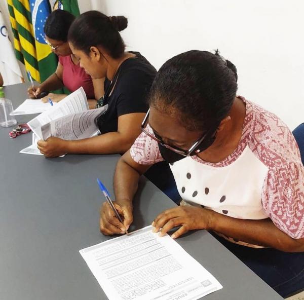 Agricultores de Floriano assinam contratos para fornecimento de alimentos à rede municipal de ensino