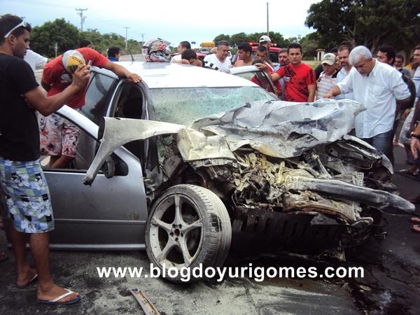 Colis&atilde;o envolvendo caminh&atilde;o e autom&oacute;vel deixa um morto na BR-343.(Imagem:Blog do Yuri Gomes)