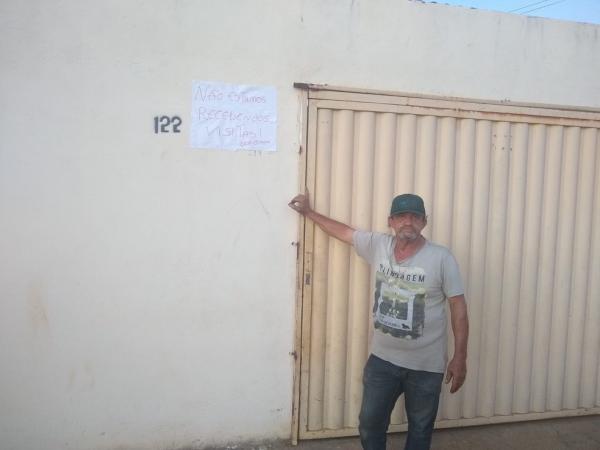 Cartaz &eacute; para proteger idoso de 63 anos e hipertenso.(Imagem:Arquivo Pessoal/Tatiane Viana)