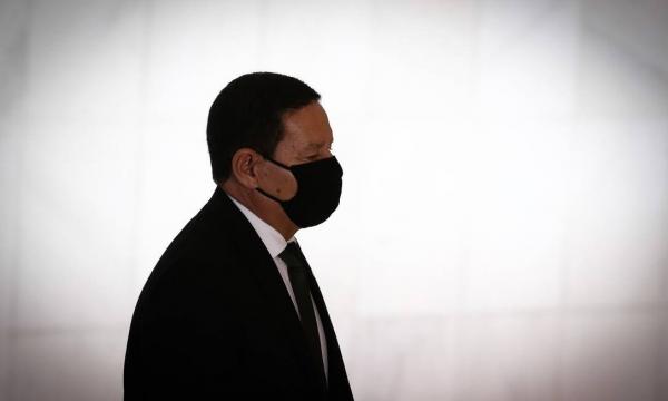 "Política não pode entrar dentro do quartel", diz Mourão
