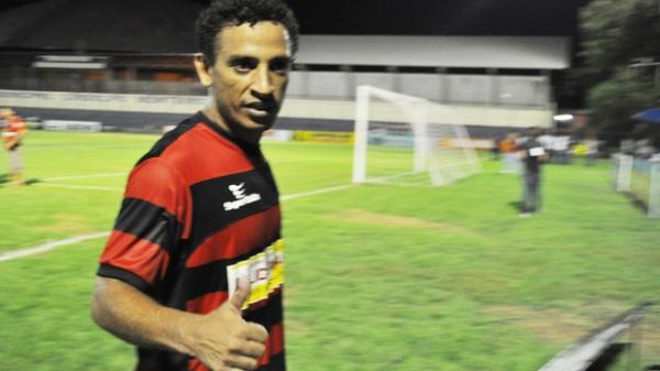 Edson Di, atacante do Flamengo-PI, sonha com gol da classifica&ccedil;&atilde;o para a pr&oacute;xima fase da Copa do Brasil. Jogo ser&aacute; nesta quarta-feira na Vila Belmiro, em Santos.(Imagem: Renan Morais/GLOBOESPORTE.COM)