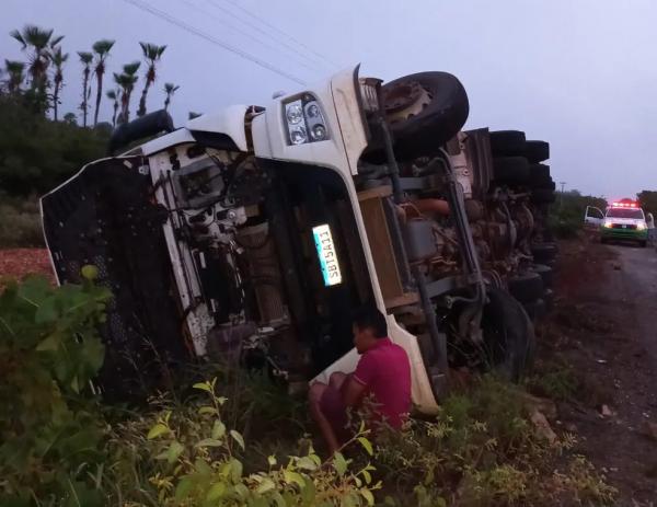 Caminhoneiro morre preso às ferragens de caminhão após veículo tombar na PI-113 em José de Freitas