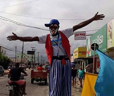 Mãe pede que morte de filho malabarista não fique impune