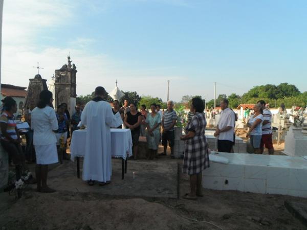 Missas e visitas aos cemit&eacute;rios marcam o Dia de Finados em Floriano.(Imagem:FlorianoNews)