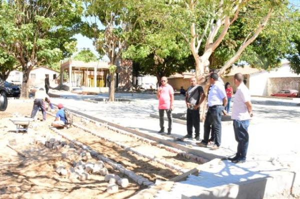 Prefeito de Floriano visita obras da ponte sobre o Riacho do Leite e Praça do Bom Lugar