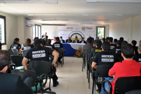 Curso prepara agentes penitenciários com padrões internacionais de segurança