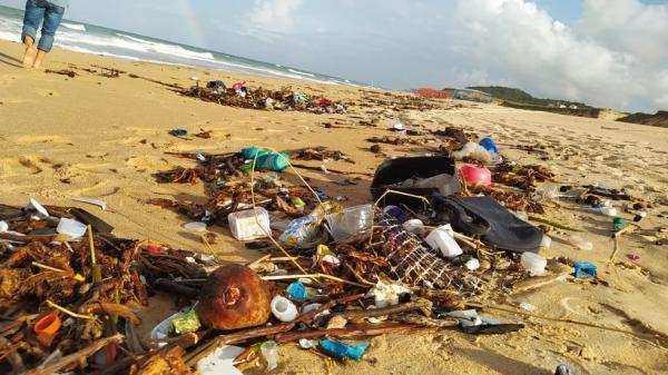 Lixo encontrado em praia de Ba&iacute;a Formosa, no litoral Sul do Rio Grande do Norte.(Imagem:Fernanda Zauli/G1)