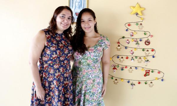  As irm&atilde;s liberaram a imagina&ccedil;&atilde;o para a nova &aacute;rvore de Natal da fam&iacute;lia.(Imagem: Wilson Filho)