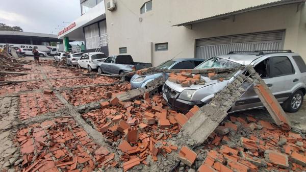 Muro de galpão cai em cima de carros e teto de ginásio desaba durante temporal em Água Branca