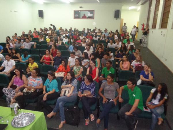 Servidores federais participam de reunião com pais e alunos no IFPI.(Imagem:FlorianoNews)