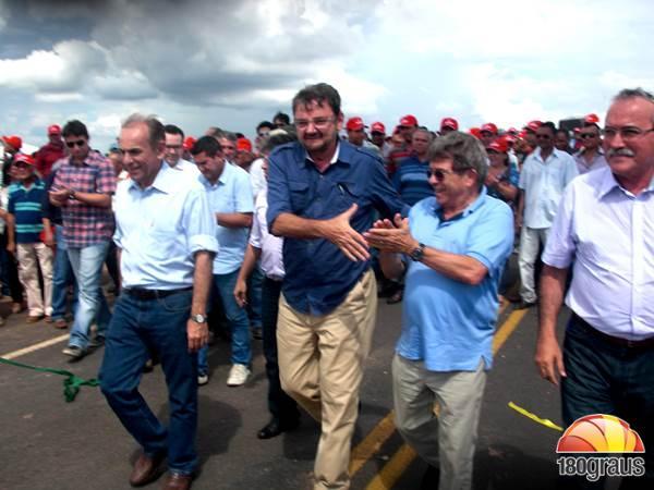 Gustavo Neiva participou da entrega da primeira etapa de pavimenta&ccedil;&atilde;o entre Gilbu&eacute;s e Santa Filomena.(Imagem:180graus)