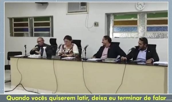 Vereador manda professoras pararem de "latir" durante sessão em Canto do Buriti e gera revolta