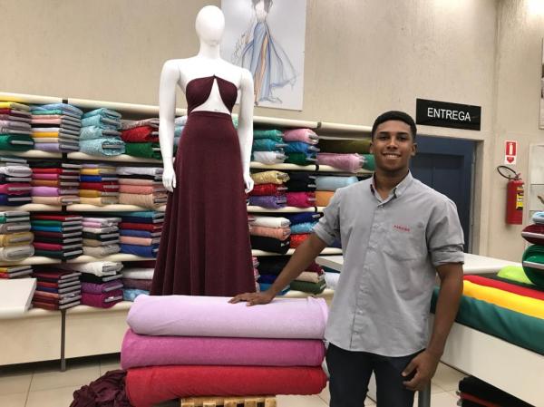 Douglas, colaborador do setor de tecidos do Armaz&eacute;m Para&iacute;ba(Imagem:FlorianoNews)