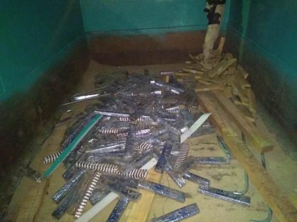 PRF prende condutor que transportava 300 kg de  droga no caminh&atilde;o.(Imagem:PRF)